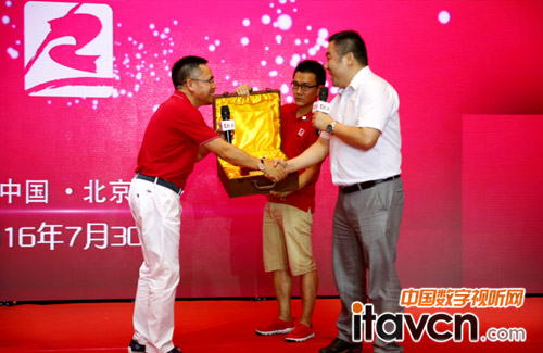 聲光視訊芒協(xié)聯(lián)合會京芒分會贈送禮物(京芒會長張新峰代表)