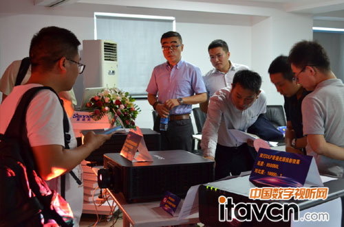 媒體參觀新品并交流