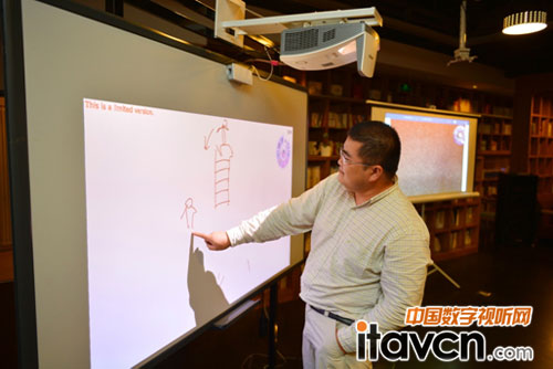 Vivitek(麗訊)D755WTIR短焦教育投影機可實現手觸功能