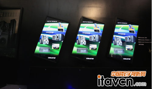 影院大廳顯示器由三臺科視Christie 65英寸交互式平板組成