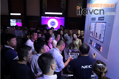 NEC產(chǎn)品經(jīng)理為參會(huì)嘉賓講解CCT內(nèi)循環(huán)散熱系統(tǒng)的工作原理