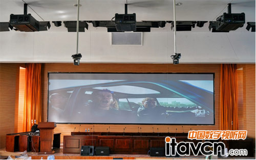 3臺上萬流明的Vivitek(麗訊)高端工程機在綜合樓報告廳打造震撼巨幕