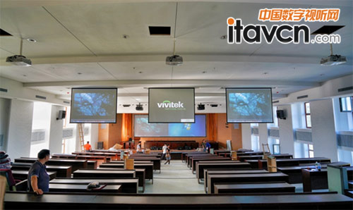 綜合樓6層報告廳的3幅投影均由亮度為5200流明的Vivitek(麗訊)工程機組成