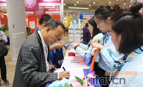 參展者在接待臺簽到