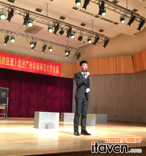 主持人開場使用Relacart T-31手持話筒