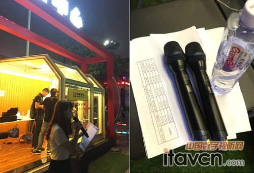 工作人員使用Relacart H-31手持話筒