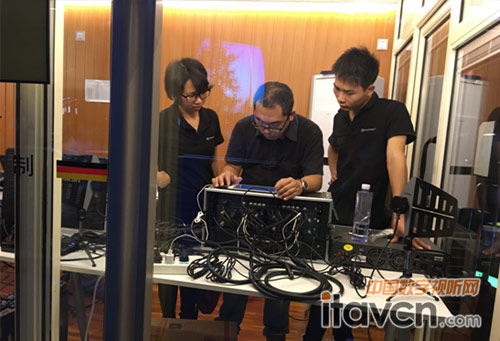 技術人員對M16.8數字調音臺進行調試