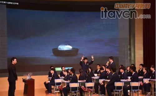 學生通過觀看視頻了解物理原理