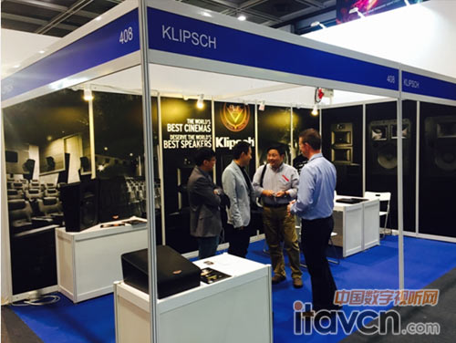 杰士專業影院音響中國區總代理辰星科技總經理孫曉斌博士在現場做產品溝通