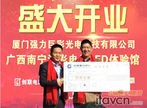 走進浩彩旗艦店,迎面就是一面柱形屏繽紛閃耀,讓整間展廳都熠熠生輝。