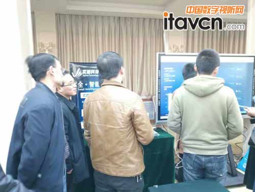 各區教育局領導、學校校長觀看紫旭互動錄播演示