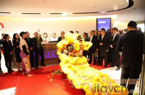 舞獅拋“平安果“,看看都有誰接到這份祝福啦