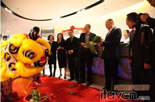 舞獅歡快地翻騰、跳躍,為奧威亞科技帶來喜氣