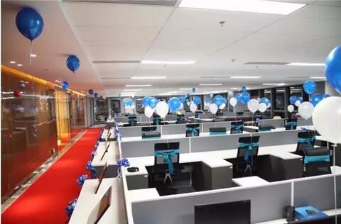 辦公區域采取開放式設計打造靈活的工作空間