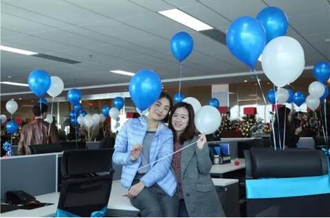 飄滿藍白氣球的辦公室,還有咱們的美女員工