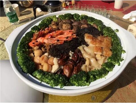 色彩鮮艷、豐盛誘人的大盤菜讓人垂涎欲滴