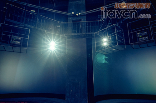 12臺D8800采用拼接融合的方式將3D影像投射到巨幕上