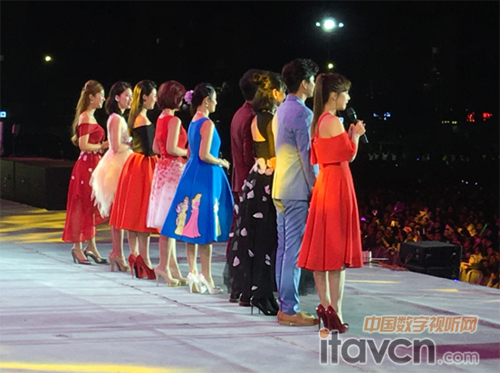 主持天團使用力卡H-31手持話筒開場