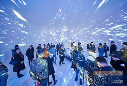 前來參觀賽車Mapping Show的觀眾絡(luò)繹不絕