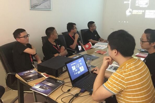 富科勒培訓(xùn)學(xué)員對(duì)唯奧豎起“大拇指”