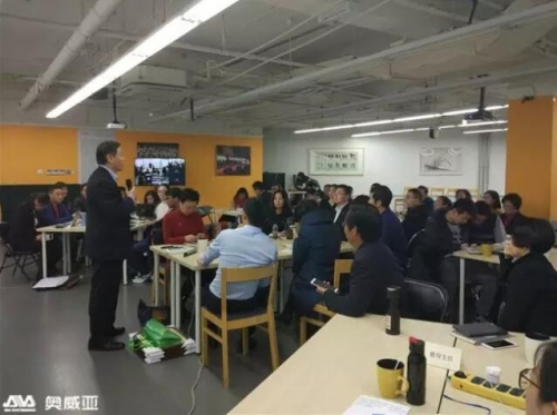 近日,百年職校各校領(lǐng)導(dǎo)來(lái)到總部親身體驗(yàn)互動(dòng)教學(xué)模式