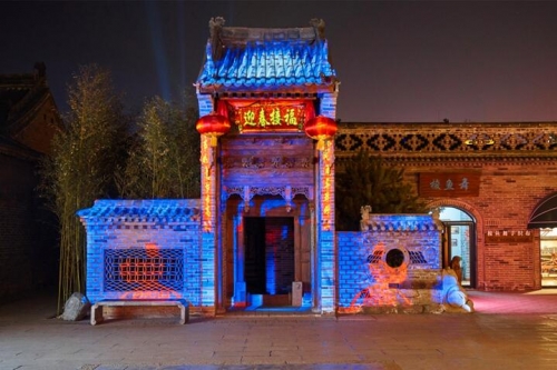 《古城新韻》通過不同角度將3D影像投射到古建筑表面