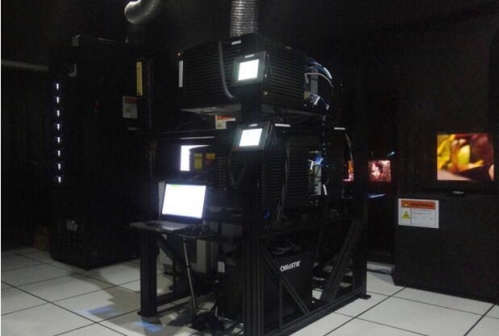 安裝在暹羅帕瓦萊影廳的科視Christie CP42LH 3DLP® 4K RGB激光放映機(支架下方)