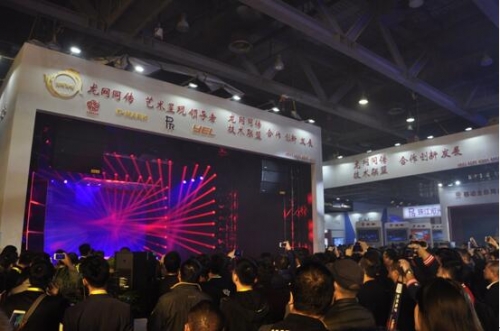 人山人海,鏡頭齊上