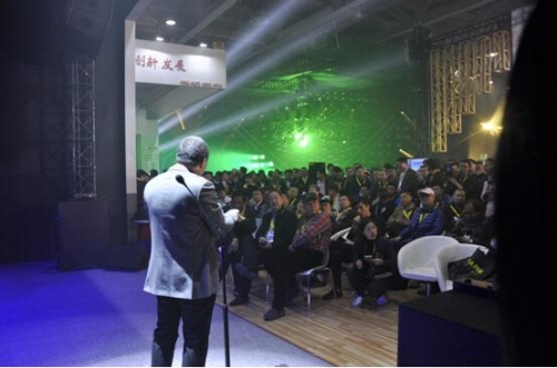 現(xiàn)場(chǎng)觀眾仔細(xì)聆聽龍網(wǎng)同傳技術(shù)有限公司侯博士的精彩講解