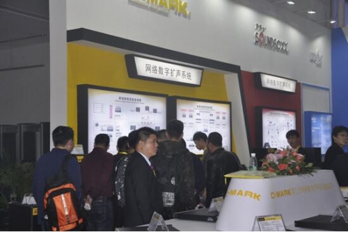 客戶駐足觀看C-MARK數(shù)字調(diào)音臺(tái)