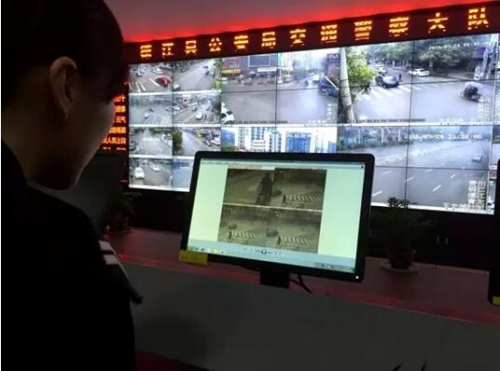 交警正在抓拍交通違法行為