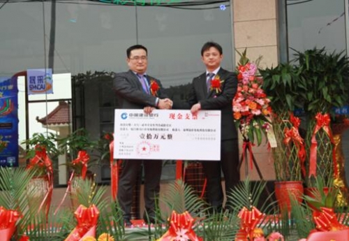 強力巨彩總經理徐慧能先生為泉州晟彩光電送去十萬開業大禮