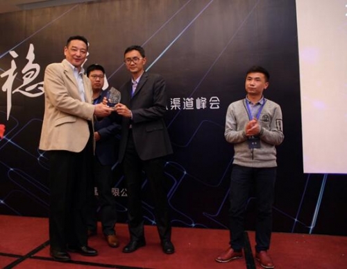 NEC(中國)有限公司副總裁恩益禧數碼應用產品貿易(上海)有限公司總經理范欣為優秀代理商頒獎