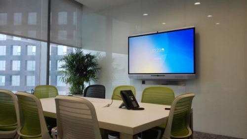 廣州安吉斯會議室中的鴻合X7商務大屏
