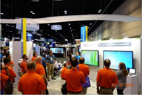 鴻合X7商務大屏在2015年美國infocomm展會現場亮相,并一舉斬獲“Infocomm