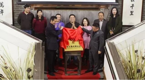 在董事會(huì)、高管團(tuán)隊(duì)及員工代表的矚目下,黃志強(qiáng)先生為會(huì)議集成事業(yè)部隆重揭牌并宣布正式成立!