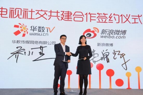 圖為:華數傳媒黨委副書記、常務副總裁喬小燕與新浪微博副總裁曹增輝簽署戰略合作協議