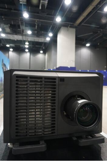 NEC 三色激光工程投影機(jī)投射畫面鮮艷絢麗