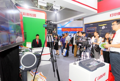“多彩新校園”區高清“校園電視臺”演播室引來眾多參觀者駐足