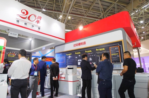 參觀者在“安心校園”區做眼健康檢查