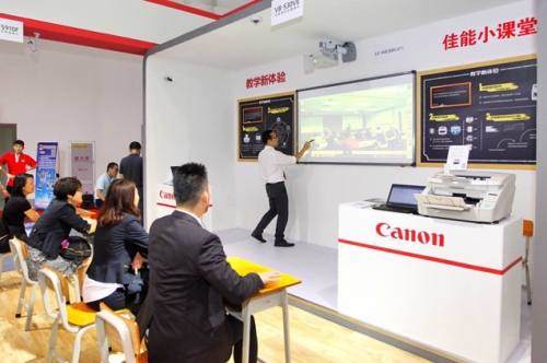 參觀者現場實景感受“教學新體驗”