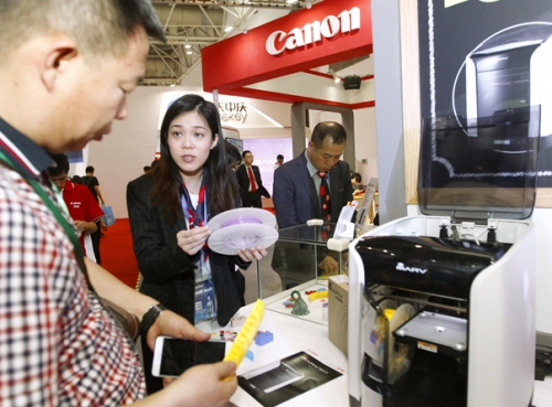 觀眾紛紛體驗“興趣小課堂”區3D打印的魅力