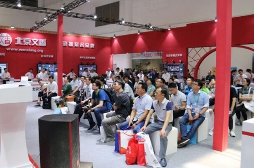 座無虛席的聽講區(qū)