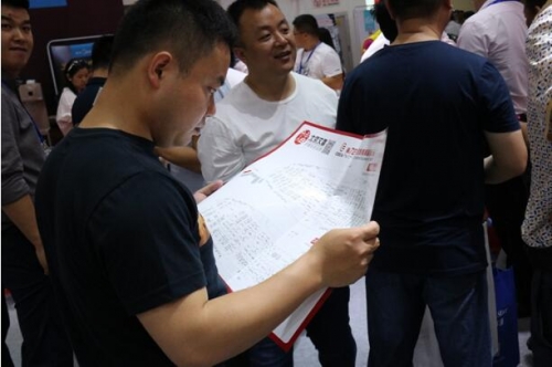 山東出版集團(tuán)、山東發(fā)行集團(tuán)及山東教育裝備處多位領(lǐng)導(dǎo)來訪文香展位