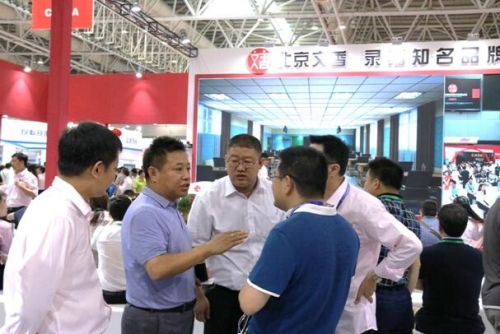 山東省新華發(fā)行集團(tuán)領(lǐng)導(dǎo)班子來訪文香展位