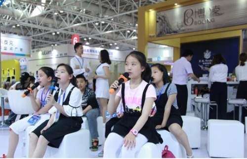 圖4:現場孩子與主講教室學生合唱《賣報歌》