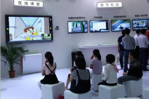 圖5:孩子們跟隨老師播放的MV課件練唱