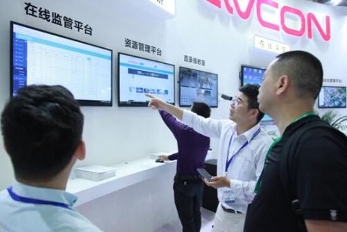 圖6:工作人員講解“在線監管平臺”