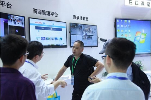 圖7:客戶與工作人員探討“資源管理平臺”