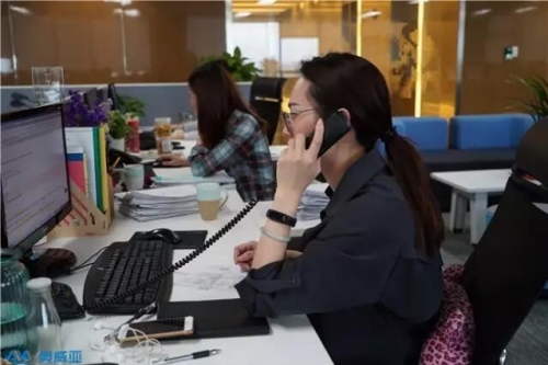 認真工作的員工